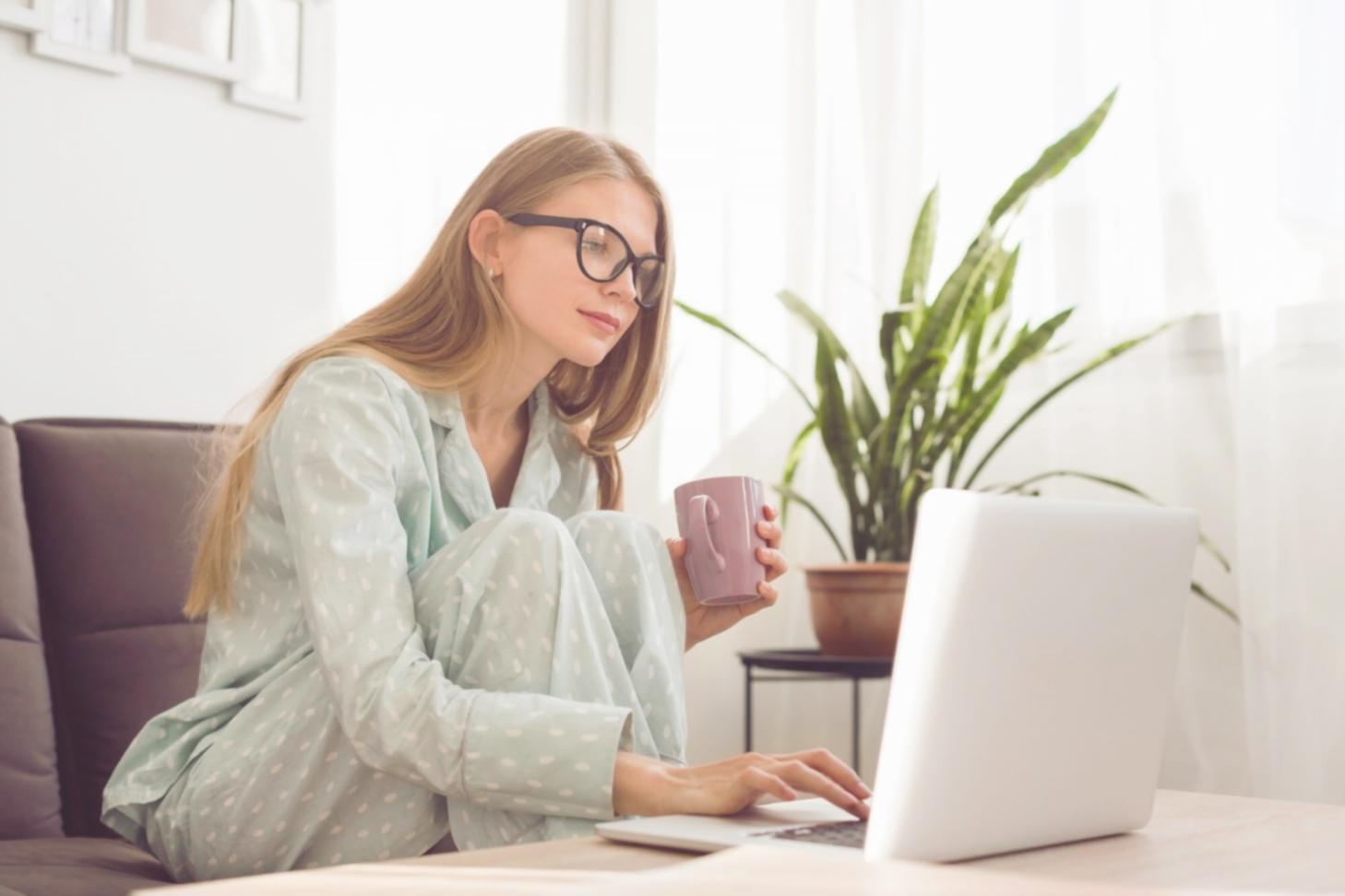 Bureau karinthulex avec équipe d'analystes travaillant sur des projets de rentabilité